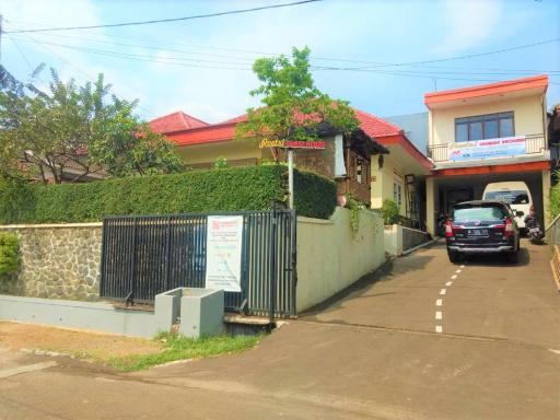 Poetri Guest House Syariah near Kebun Raya Bogor - Housity