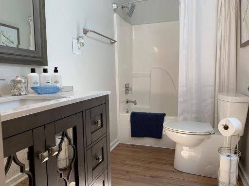 NormalBnB - 2 Blocks From Restaurants, Bars, Hospital - Housity
