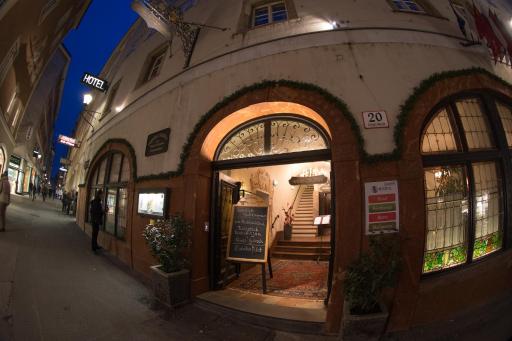 Altstadt Hotel Stadtkrug - Housity