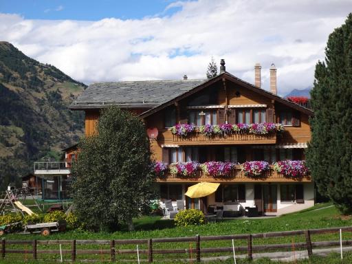 Chalet Petunia - Housity
