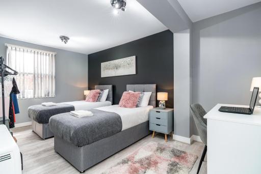 Elegant Flat Near Stonehenge, Amesbury Town Centre Smart TVs Netflix FREE PARKING - Housity