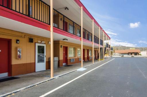 Econo Lodge Near Motor Speedway - Housity