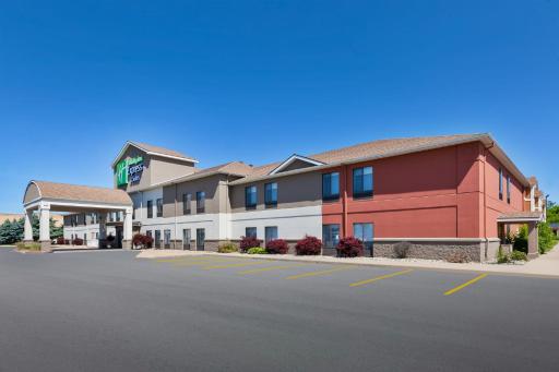 Holiday Inn Express and Suites Three Rivers by IHG - Housity