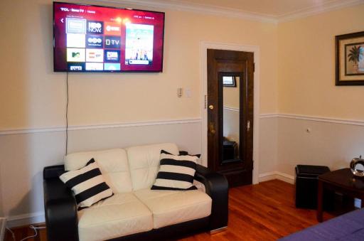 Cozy Studio near Wrigley field and Boystown - Housity