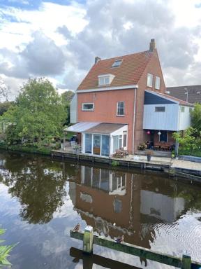 Characteristic detached house next to water - Housity