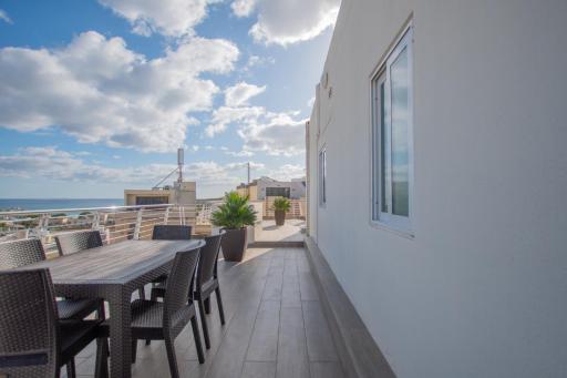 KERNICE Penthouse with Sea and Country Views of Xghajra - Housity