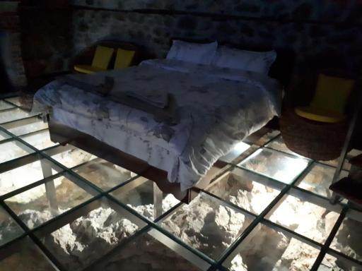 Nuci's Home glass floor - Housity