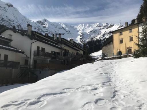 Cambrembo a 3km da foppolo casa x6persone con Camino e Wifi - Housity