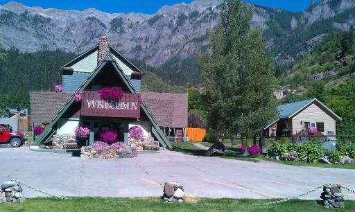 Twin Peaks Lodge & Hot Springs - Housity
