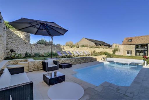 Élégante Villa avec Piscine Privée à Amponville - Housity