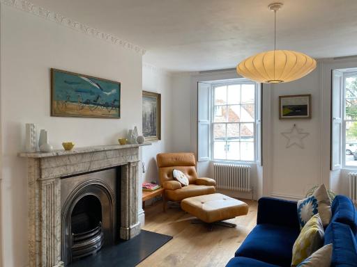 Stunning Georgian Flat in The Heart of Midhurst Old Town - Housity