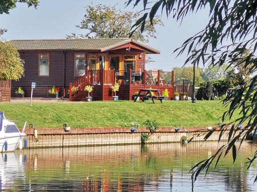 Bend in the River Lodge - Housity