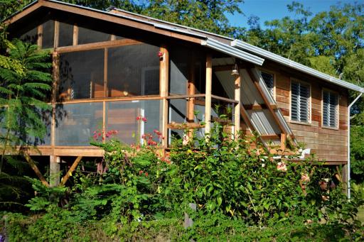Fully equipped 2 bedroom tree top cottage, with large balcony in private garden - Housity