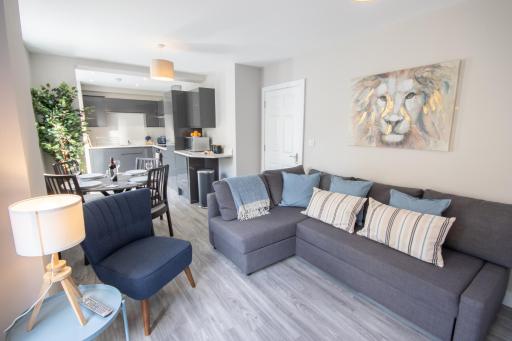 Modern New 2 Bed  - FREE Private Car Park - Housity