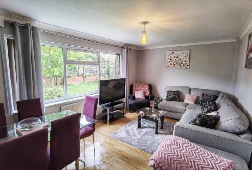 Fourth Avenue, Lovely bungalow available for guests and contractors Parking wifi - Housity