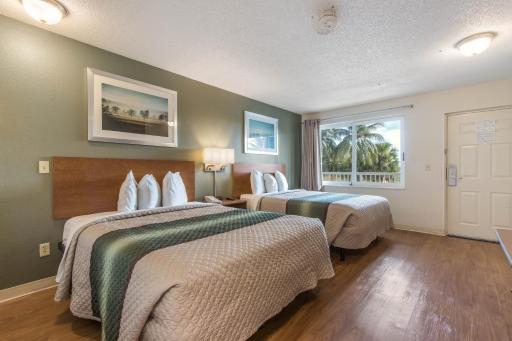 HomeTowne Studios by Red Roof Fort Lauderdale - Housity