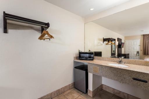 Red Roof Inn Stockton - Housity