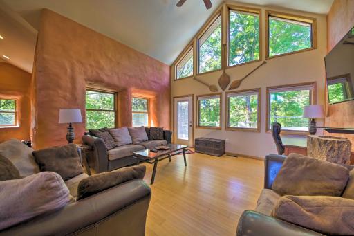 Peaceful Custom Carbondale Home with Pool, Near SIU! - Housity