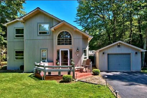 Paradise in heart of Poconos FaSt InTeRnEt Close to All Attractions - Housity
