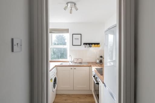 Modern & Spacious 2 Bedroom Maisonette - Housity