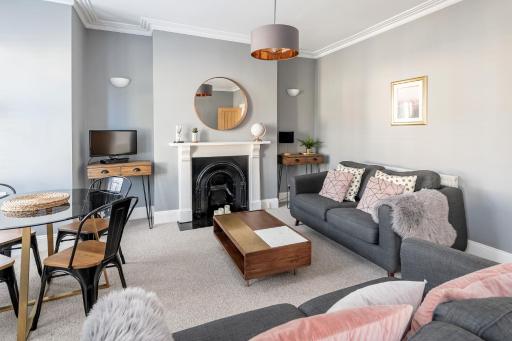 Modern & Spacious 2 Bedroom Maisonette - Housity