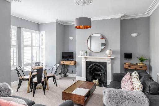 Modern & Spacious 2 Bedroom Maisonette - Housity