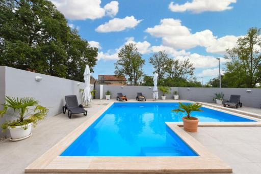 Villa Delmonicos - Housity