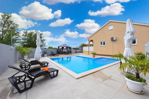 Villa Delmonicos - Housity