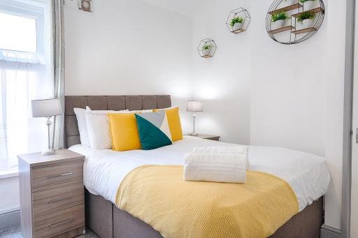 4 Bed - Parking - Near M4 - Ideal for Groups - Housity