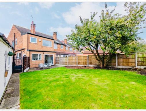 DE LUXE SHORT STAYS-Norburn House - Housity