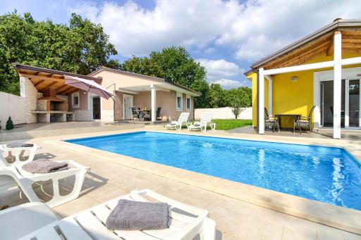 Beatiful families oriented villa Trusina with pool immersed in the nature near the town - Housity