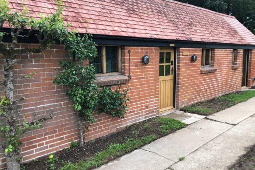 Luxury 2 Bed Cottage in the Orchard of a 17th Century Manor House - Housity