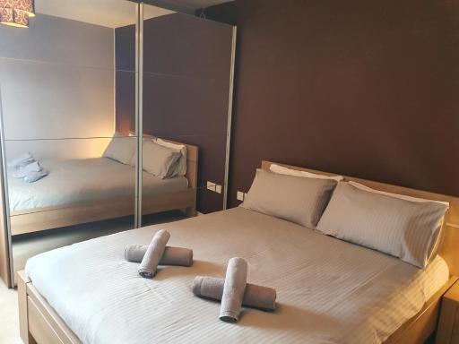 Library Square Penthouse - Housity
