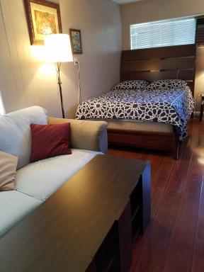 Woodland Hills BEST Priced Room - Housity
