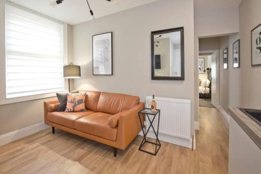 Blackbird Luxury 2 Bed Accommodation Room 7 - Housity
