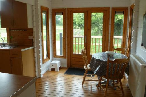 Spacious Garden Lodge at The Chestnuts, Norfolk - Housity