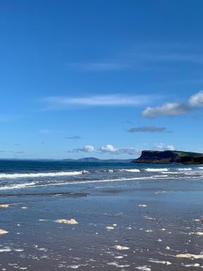 Ballycastle, Beachside Apartment - Housity