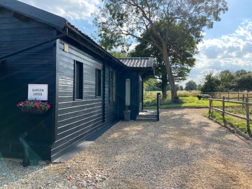 Spacious Garden Lodge at The Chestnuts, Norfolk - Housity