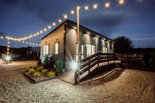 Black Bull Retreat, Barmston with Private Hot Tubs - Housity