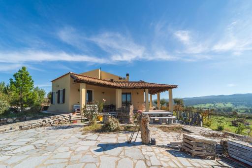 Villa immersa nella natura - Housity