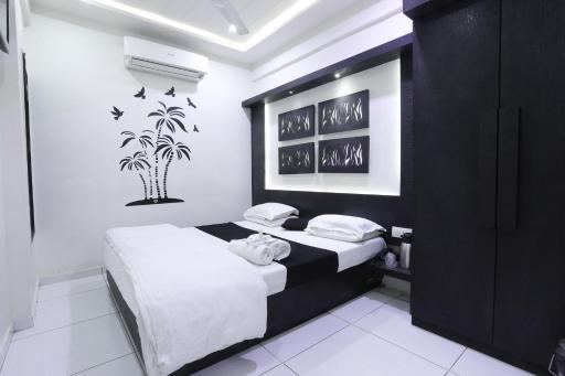 Hotel Paramount Inn - Housity
