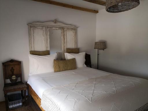 Snug Houseguests - Housity