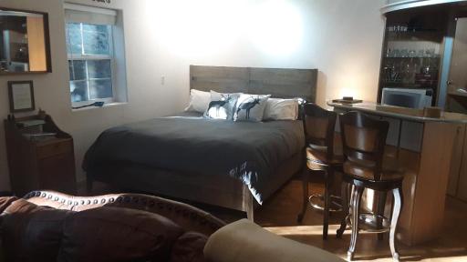 Winterfell Inn - No Xtra Fees, Dogs OK, King & Queen Suites - Housity