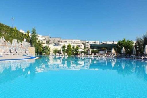 2BR Holiday House with Garden & Pool in Bodrum - Housity