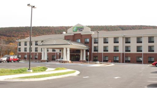 Holiday Inn Express & Suites Cumberland - La Vale by IHG - Housity