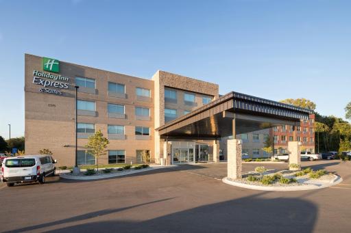 Holiday Inn Express & Suites - Kalamazoo West by IHG - Housity