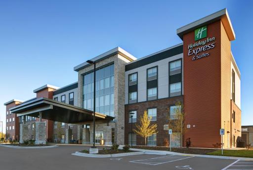 Holiday Inn Express & Suites - Milwaukee - Brookfield by IHG - Housity