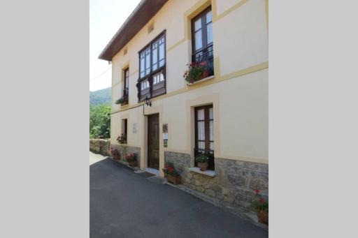 Casa del Cuetu. Traditional village house in Asturias - Housity
