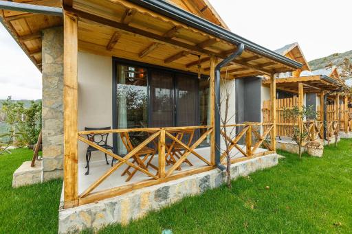 Unique and Peaceful Bungalow House on Riverside - Housity