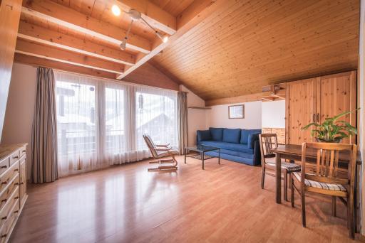 Central Wengen Wonderland: Mezzanine Studio for 4 - Housity